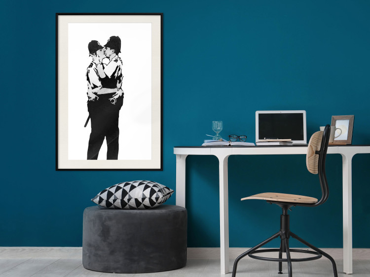 Poster Kissing Coppers - two kissing black figures in Banksy style 132414 additionalImage 21