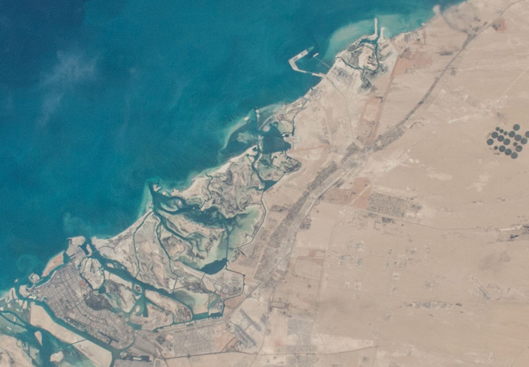 Canvas Dubai satellite photo - photography with the desert and the Arab city 123164 additionalImage 5