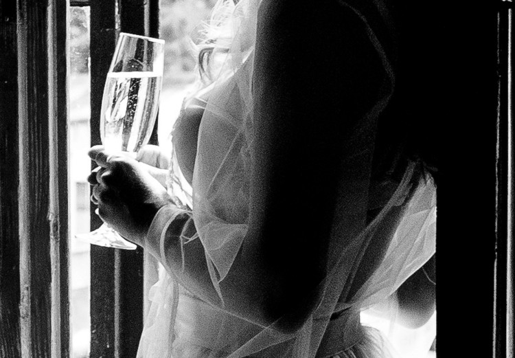 Canvas Woman with champagne - black and white photo with woman silhouette 132264 additionalImage 5