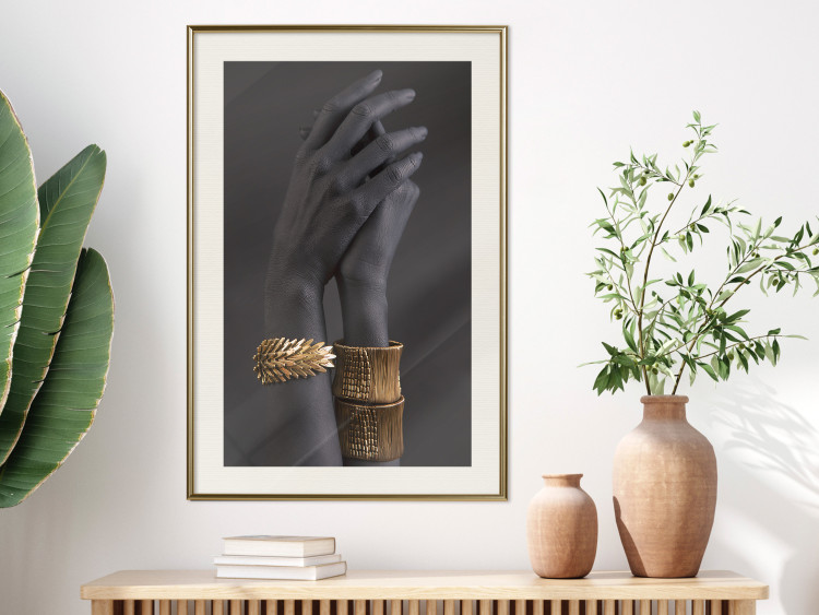 Wall Poster Exotic Duet - black hands with golden accents on a dark background 130456 additionalImage 22