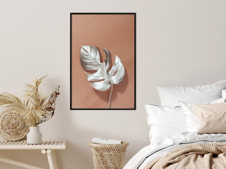 Poster Sunny Keepsake - silver monstera leaf on a uniform light background 129507 additionalImage 10