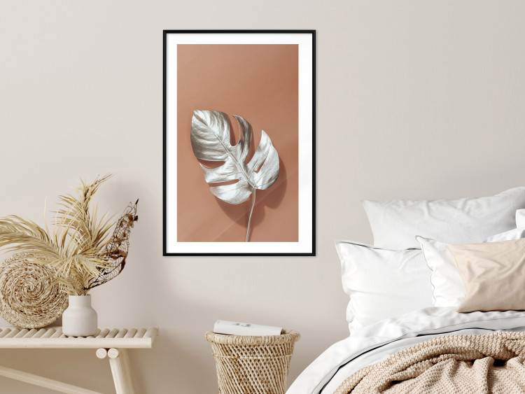 Poster Sunny Keepsake - silver monstera leaf on a uniform light background 129507 additionalImage 23