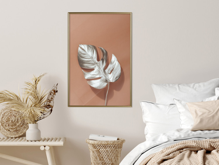 Poster Sunny Keepsake - silver monstera leaf on a uniform light background 129507 additionalImage 11