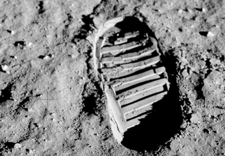 Canvas Art Print Shoe print on the moon - photo from the moon with English inscription 123169 additionalImage 5